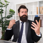 hombre usando teléfono inteligente