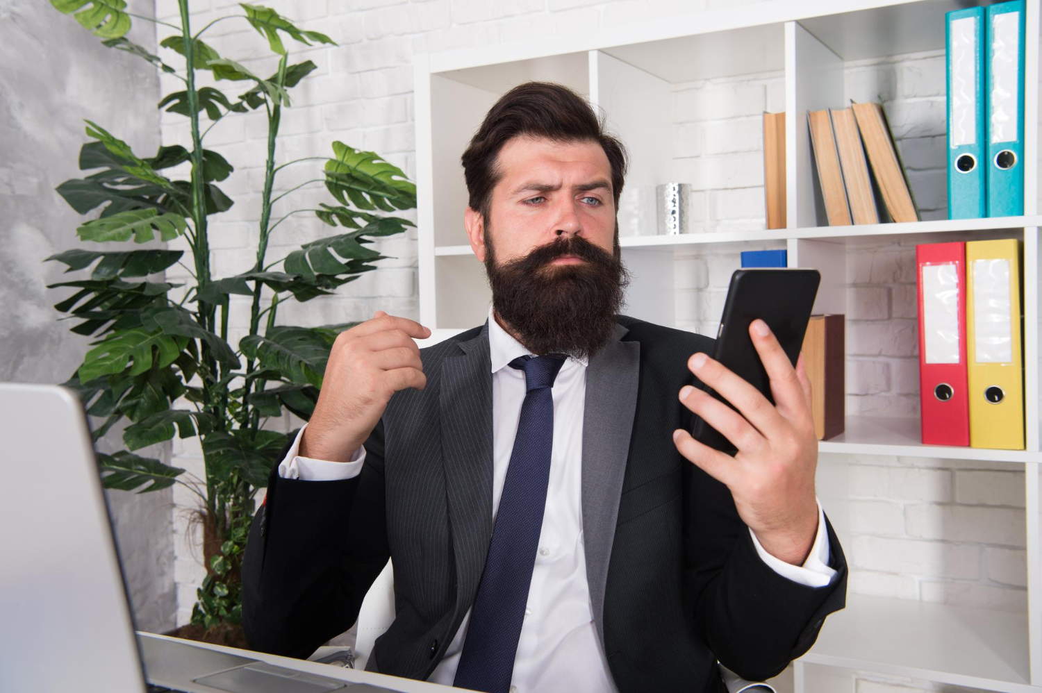 hombre usando teléfono inteligente